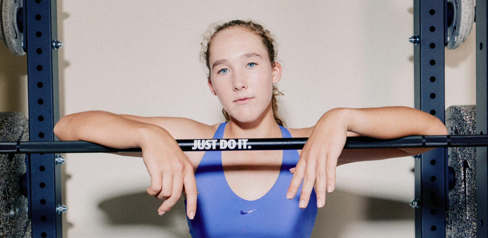 Nike Strength Athletin mit Langhantel